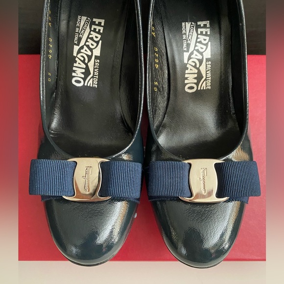 Salvatore Ferragamo Navy Blue Carla Classic Patent Bow Heel Pump Shoes 7.5 8cm - Picture 8 of 8